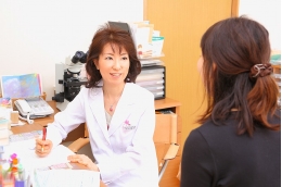 女医の診療風景